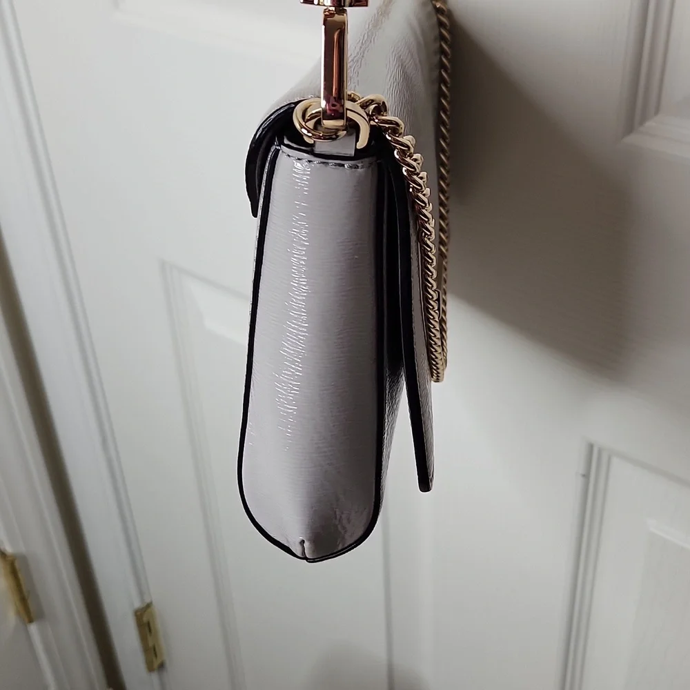 Kate Spade ♠️ carson gray patent leather with gold chain crossbody